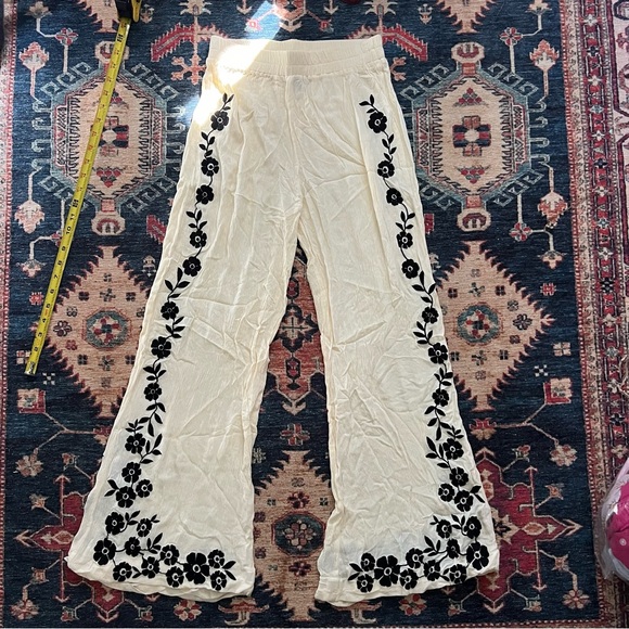 Forever 21 Black and White Floral Pants - Picture 2 of 8